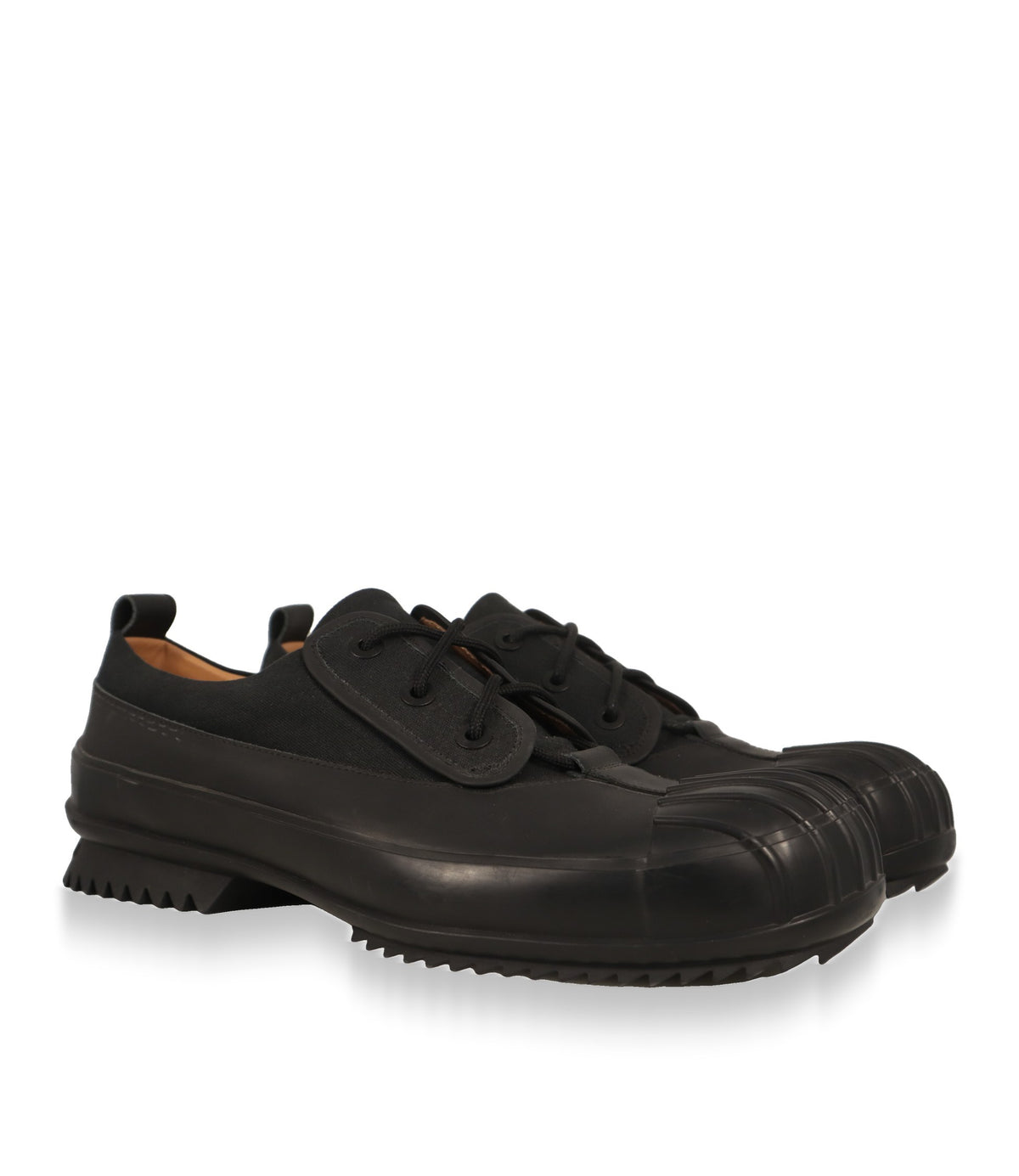 Schwarze Maison Margiela Herrenschuhe aus Canvas und Gummi im Paar, Dreiviertelansicht
