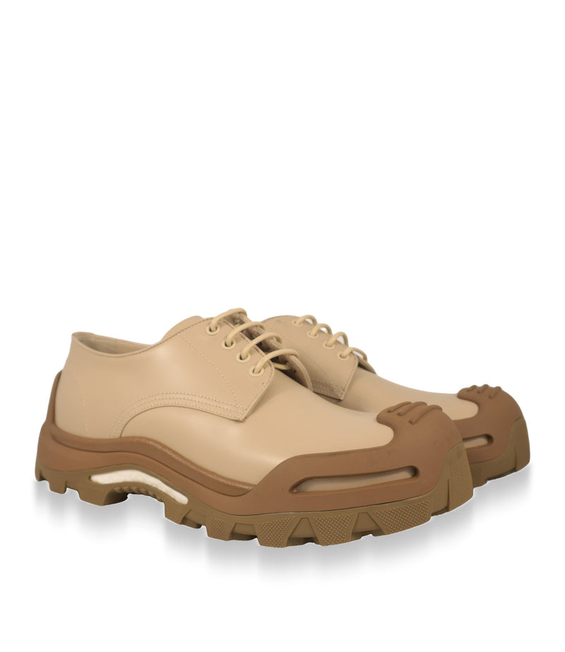 Dolce & Gabbana Derby Schuhe Paar in Beige, Dreiviertelansicht mit Gummikappe