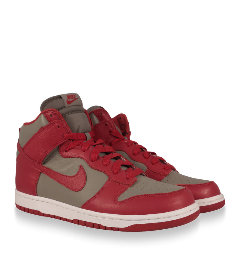 Nike High-Top Sneaker Paar in Grau/Rot, Dreiviertelansicht mit roten Schnürsenkeln