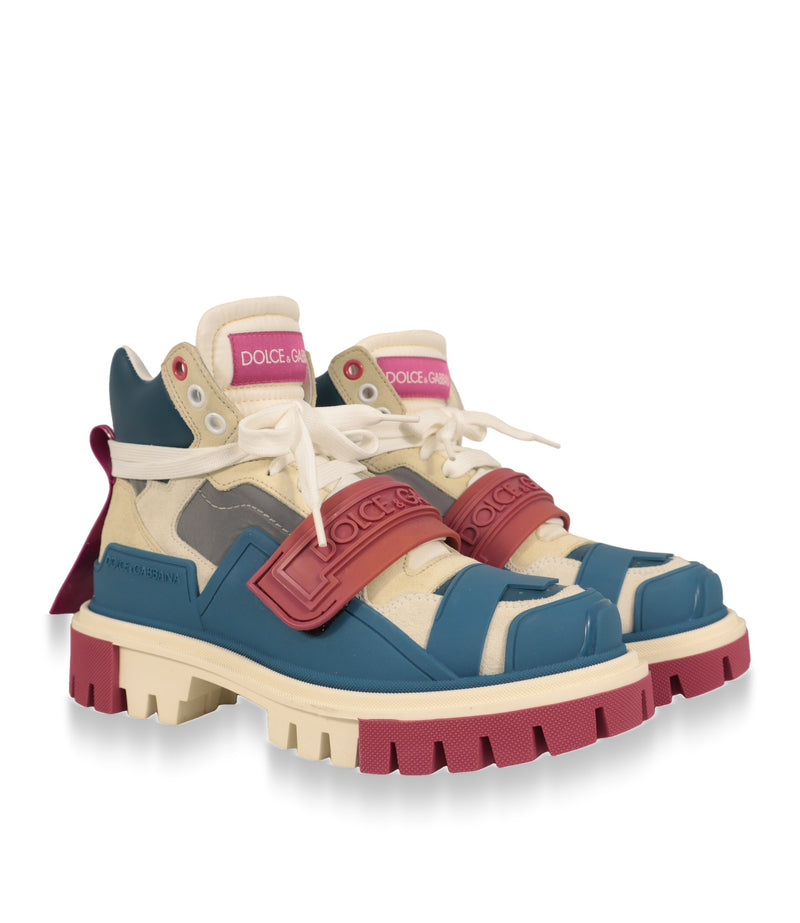 Dolce & Gabbana High-Top Sneaker Damen mit rotem Logo-Klettriemen, Dreiviertelansicht des Paares