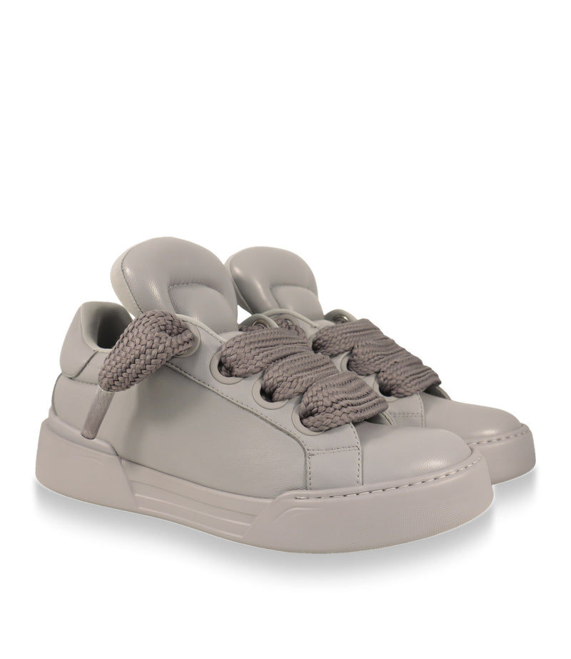 Dolce & Gabbana Sneaker Herren Grau mit breiten Schnürsenkeln, Paar in Schrägansicht