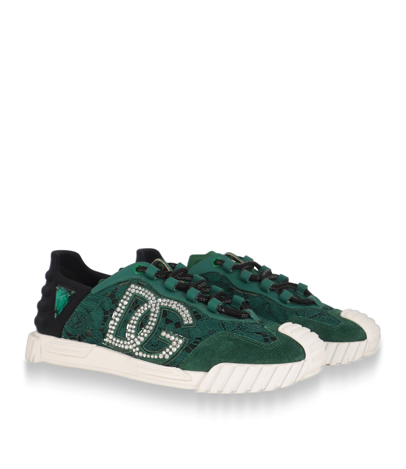 Dolce & Gabbana Damen Sneaker aus Spitze und Wildleder in Grün, Paar schräg von vorn