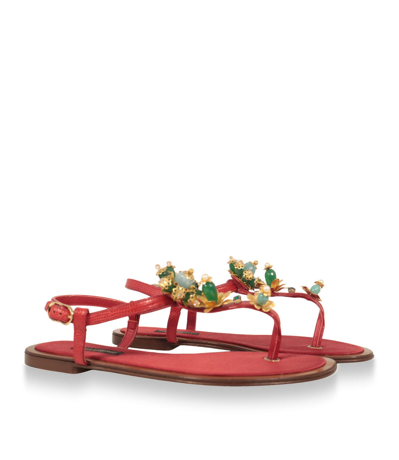 Rote Dolce & Gabbana Zehentrenner-Sandalen mit grünen Steinen und Perlen, Schrägansicht