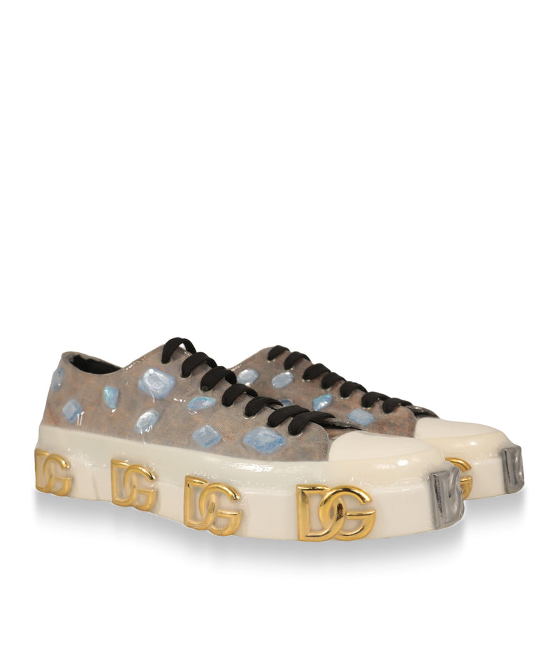 Dolce & Gabbana Sneaker Paar in Denim-Optik mit Kristallapplikationen und weißer Plateausohle, Dreiviertelansicht