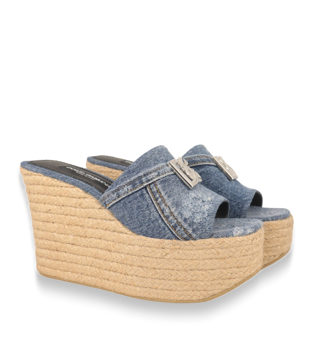 Dolce & Gabbana Plateau-Sandalen Denim mit silbernem DG-Logo, Dreiviertelansicht des Paares
