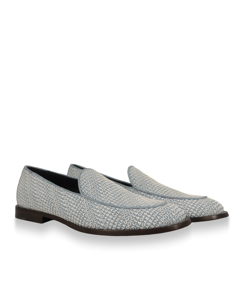 Dolce & Gabbana Herren Loafer aus Denim mit Logomuster, Dreiviertelansicht des Paares