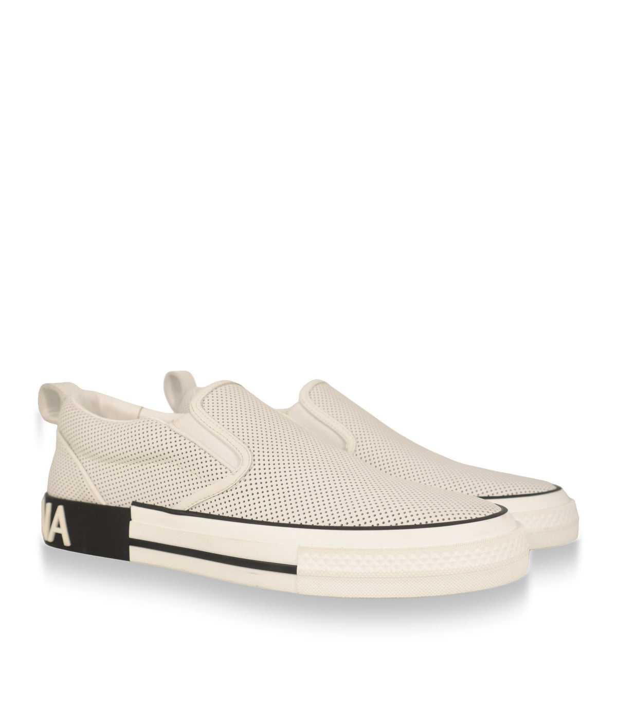 Weiße Dolce & Gabbana Slip-On Sneaker im Paar, seitliche Dreiviertelansicht mit Logo-Sohlenband