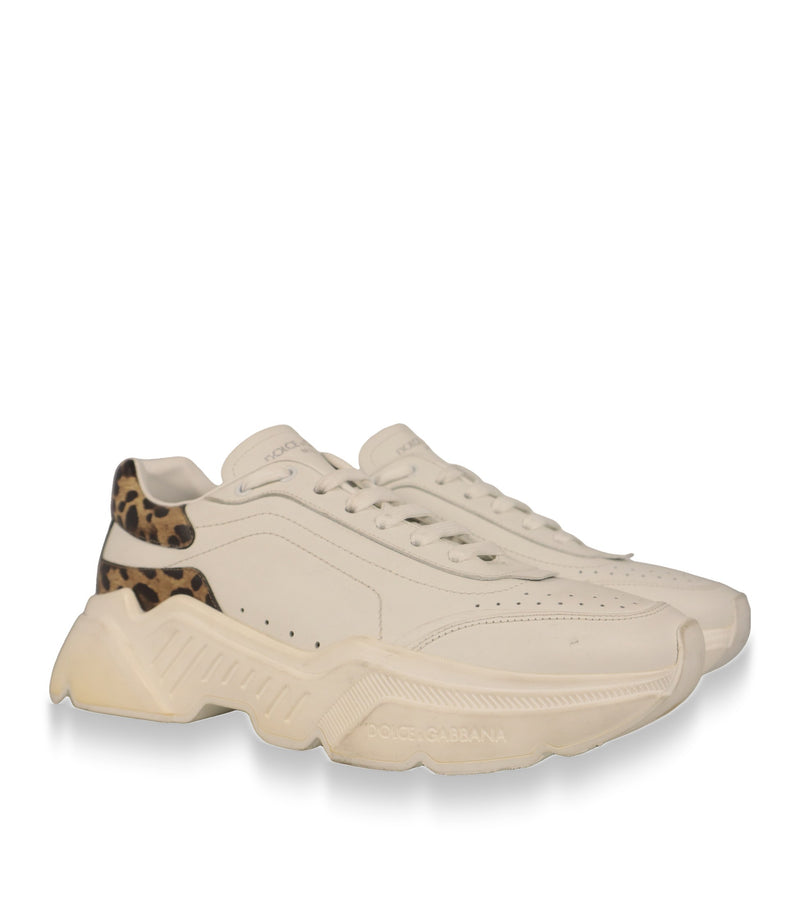 Dolce & Gabbana Sneaker aus weißem Nappaleder mit profilierter Laufsohle, Dreiviertelansicht