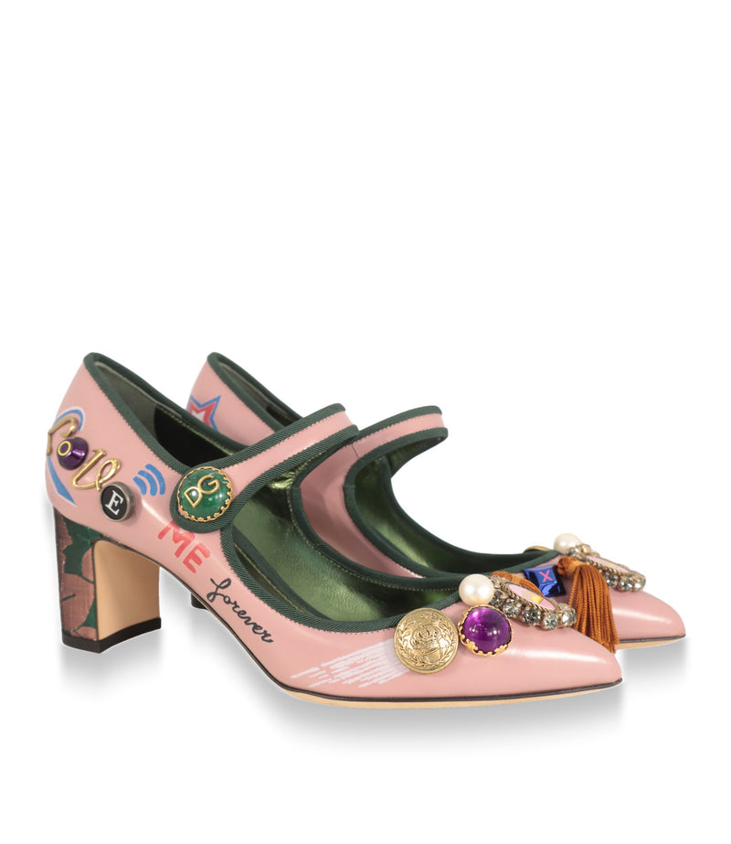 Dolce & Gabbana Mary Jane Pumps aus rosa Leder mit Kristallbrosche und Quaste, Paar schräg von vorn