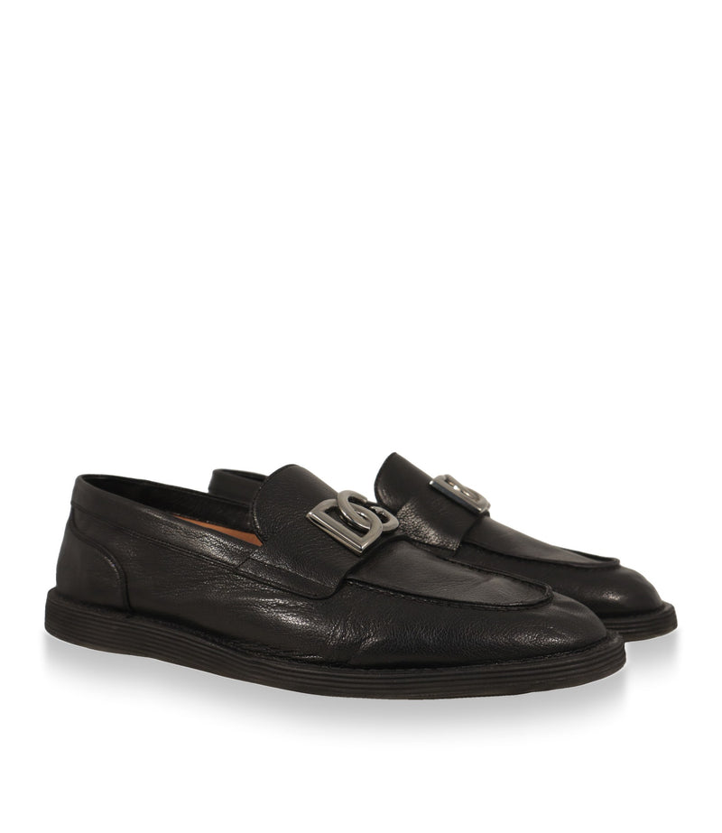 Dolce & Gabbana Herren Loafer Paar in Schwarz aus genarbtem Leder in Schrägansicht
