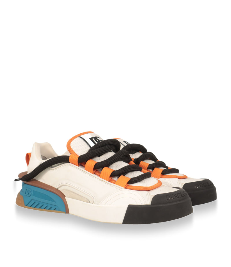 Dolce & Gabbana Sneaker Paar in Weiß mit schwarzen Schnürsenkeln und türkisblauer Sohle, Dreiviertelansicht