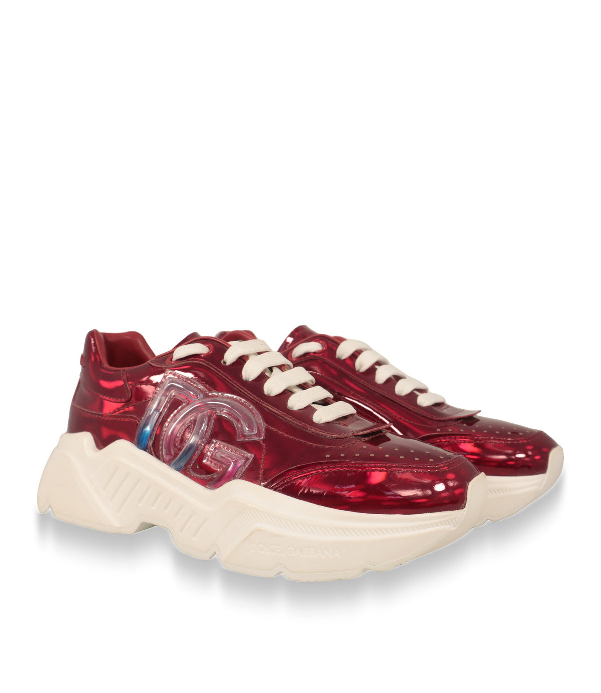 Dolce & Gabbana Sneaker aus Lackleder in Rot, Paar in Schrägansicht mit weißen Schnürsenkeln