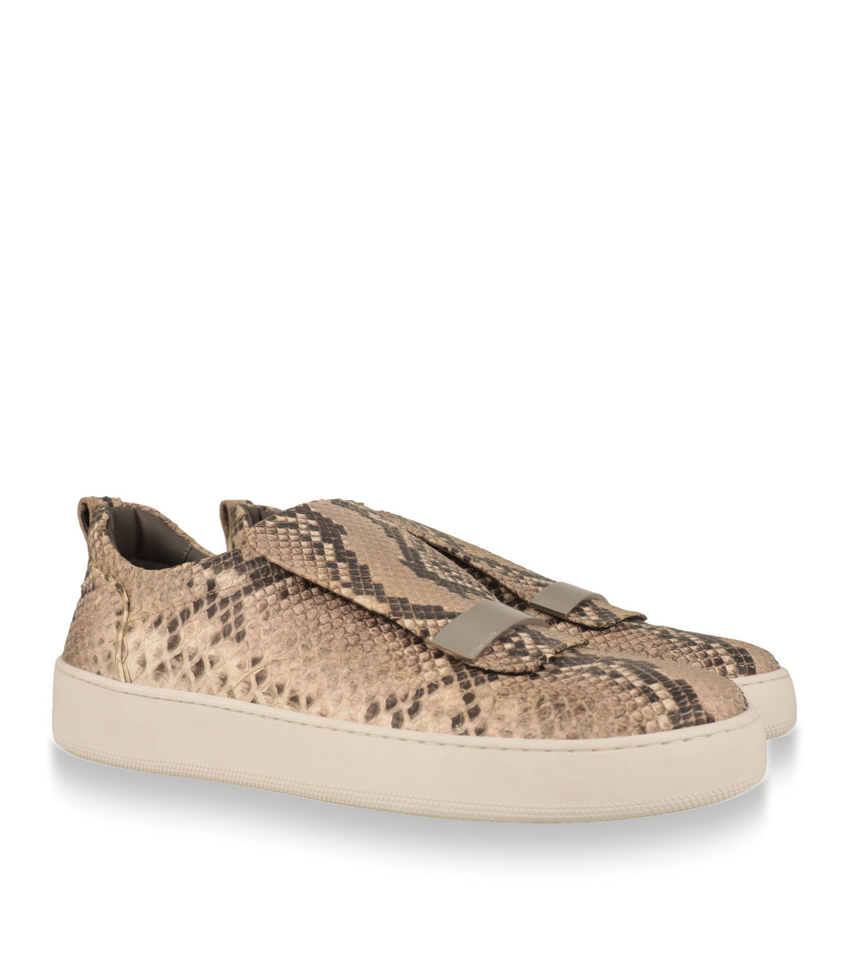 Sergio Rossi Herren Slip-On Sneaker aus Leder mit Metallplatte, Schrägansicht