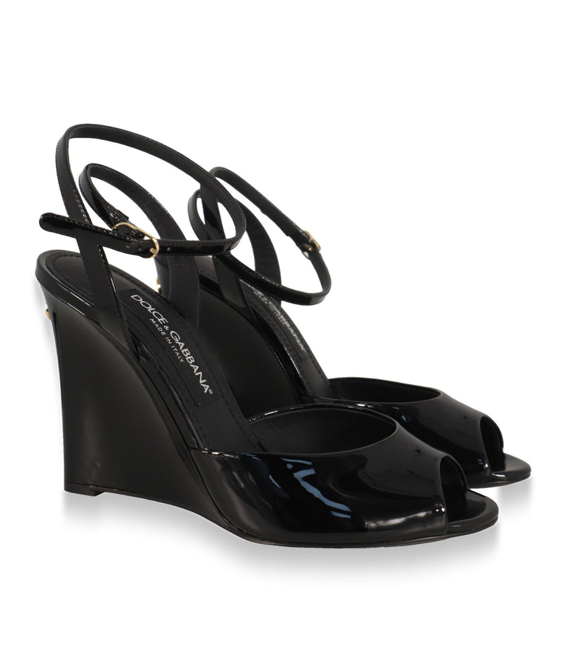 Dolce & Gabbana Sandaletten in Schwarz mit Knöchelriemen und goldfarbener Schnalle, Paaransicht