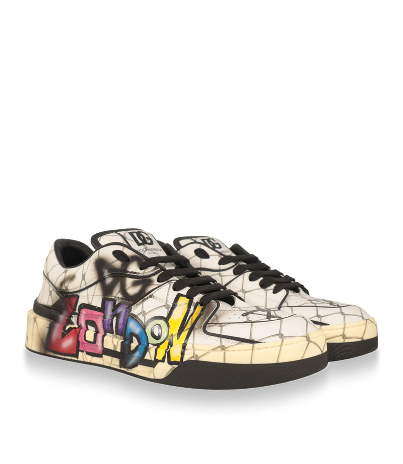 Dolce & Gabbana Herren Sneaker Paar in Weiß mit mehrfarbigem Graffiti-Schriftzug und schwarzen Schnürsenkeln
