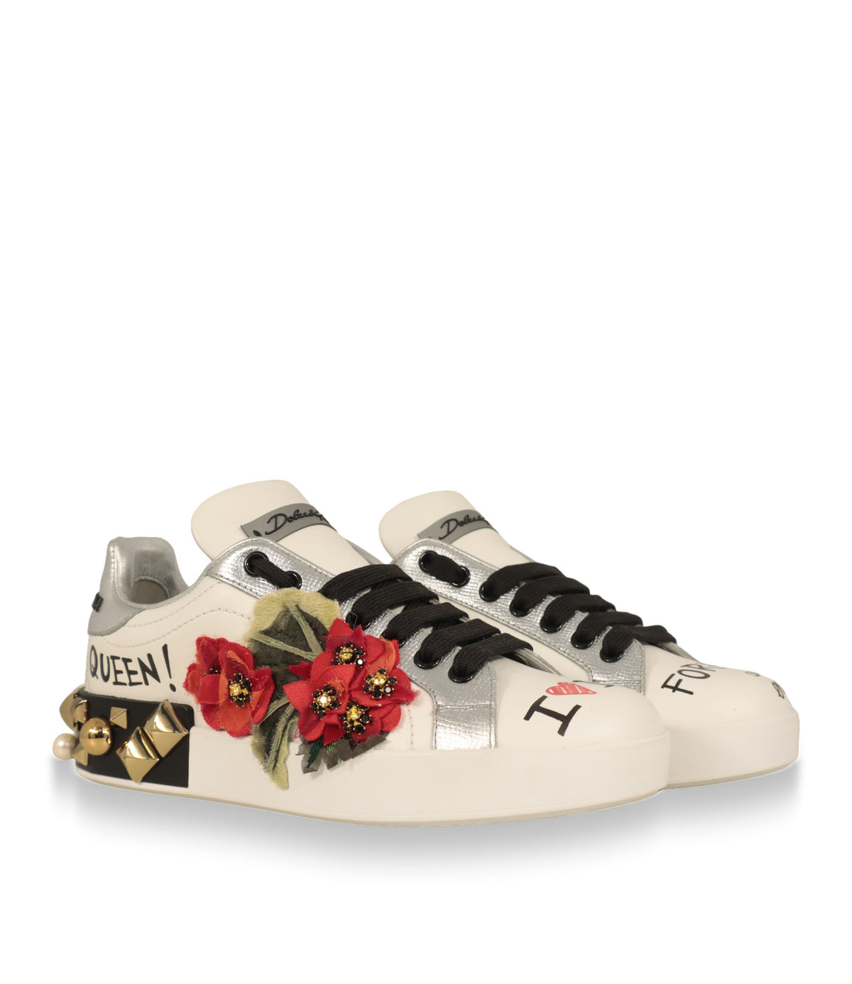 Dolce & Gabbana Sneaker Damen aus Kalbsleder mit Print QUEEN und schwarzen Schnürsenkeln, Paar in Schrägansicht