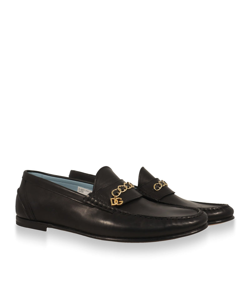 Dolce & Gabbana Loafer Paar schräg von vorn mit goldener DG-Kettenspange