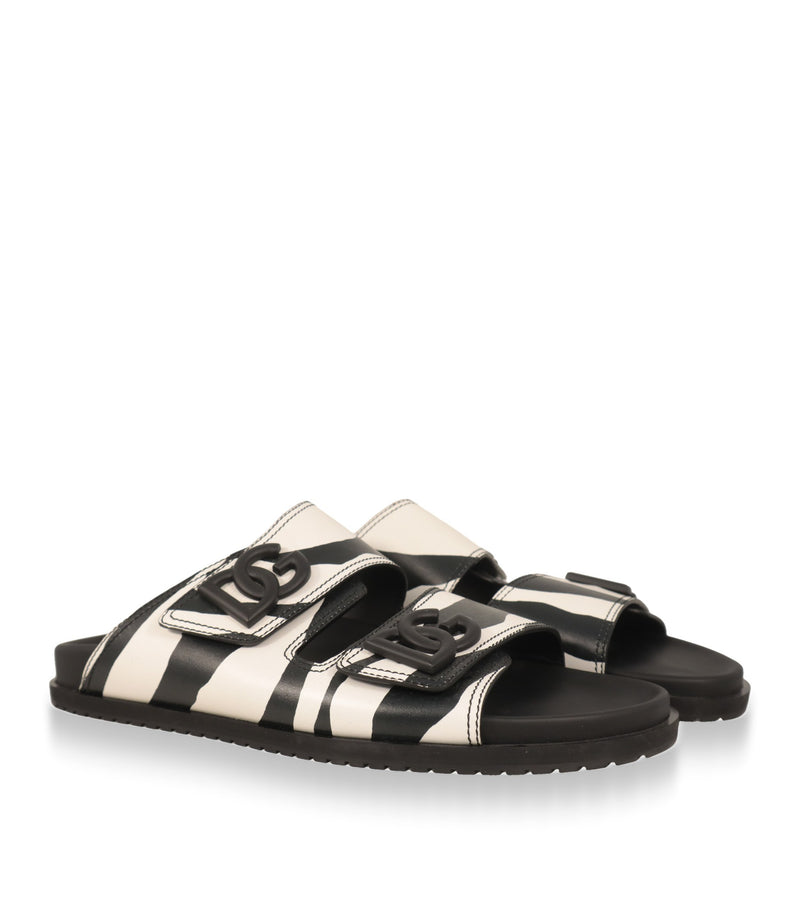 Dolce & Gabbana Herren Pantoletten mit DG-Logo und Klettverschluss, Schrägansicht des Paares