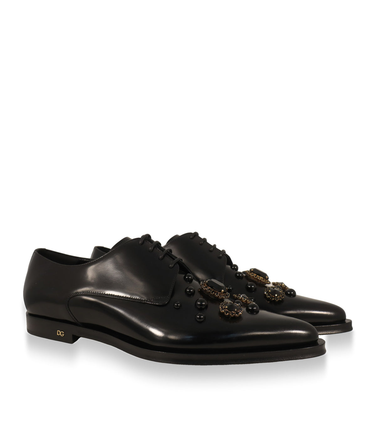 Dolce & Gabbana Derby Schuhe Paar in Schrägansicht mit Nieten und Kristallapplikationen