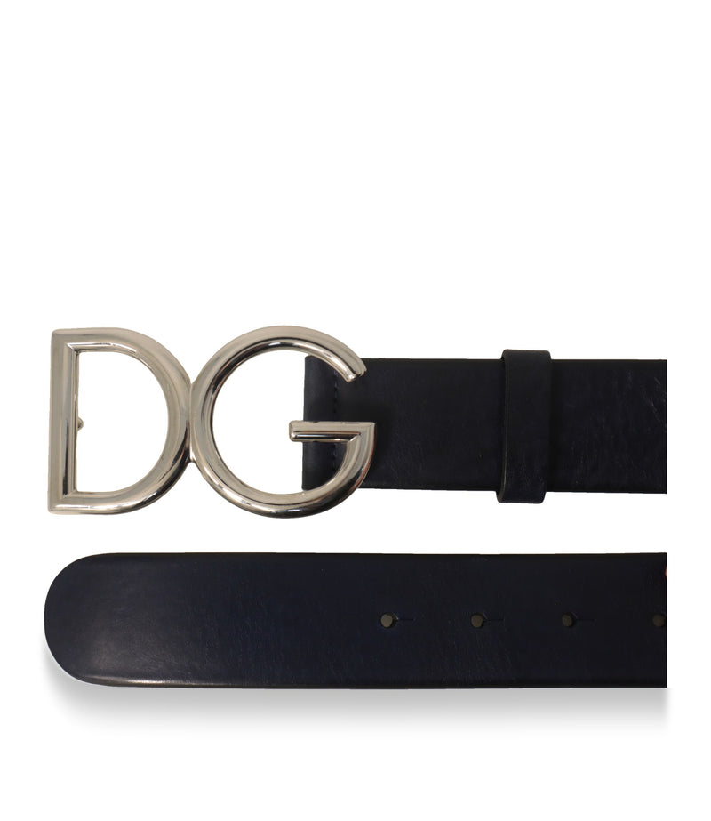 Detailansicht der DG-Logoschließe und des marineblauen Lederbands des Dolce & Gabbana Gürtels