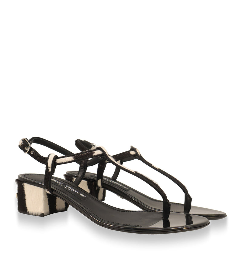 Dolce & Gabbana Sandalen aus Kalbshaar und Lackleder, Paar in Dreiviertelansicht