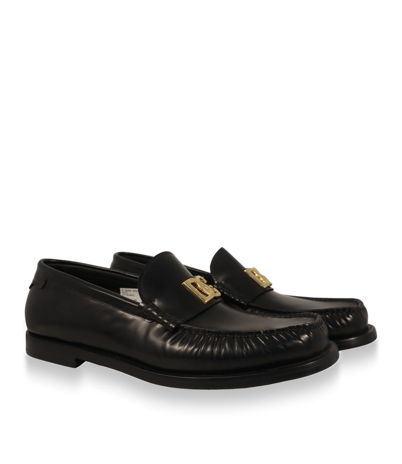 Dolce & Gabbana Loafer Paar in Schrägansicht mit goldenem DG-Logo auf dem Lederriemen