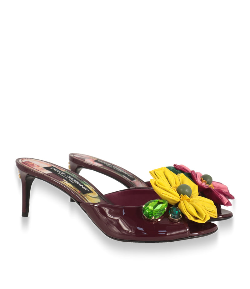 Dolce & Gabbana Mules Größe 40 mit Blütenapplikation und Kristallen, Paaransicht schräg
