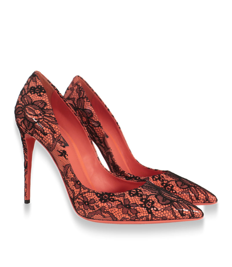 Dolce & Gabbana High Heels Paar in Koralle mit schwarzer Spitze, Schrägansicht