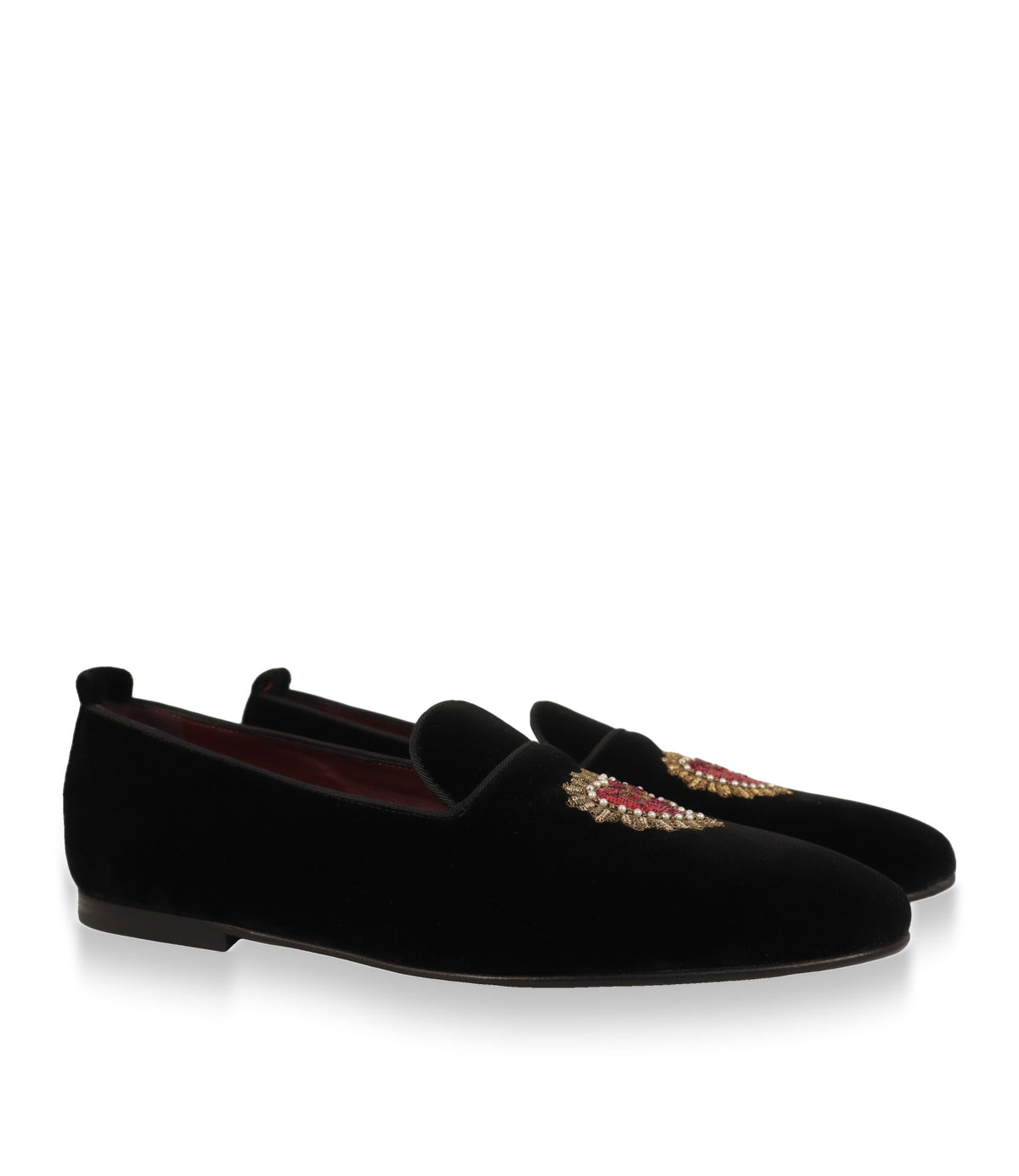 Dolce & Gabbana Herren Slipper Paar in Schrägansicht mit rot-goldener Herz-Stickerei