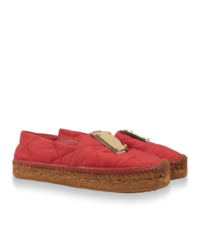 Dolce & Gabbana Espadrilles Paar in Rot mit goldfarbener Logoplakette in der Schrägansicht