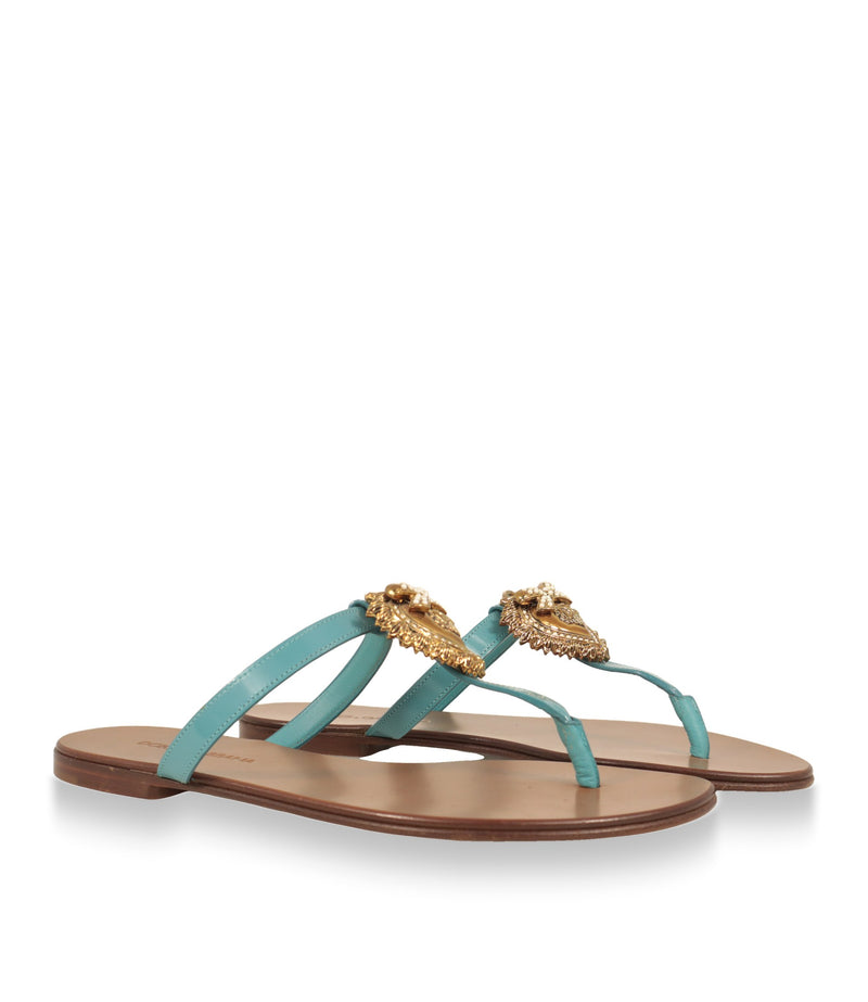 Dolce & Gabbana Zehenstegsandalen Paar schräg von vorn mit perlenbesetztem Herz-Emblem