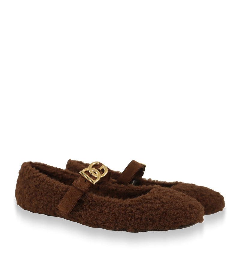 Dolce & Gabbana Ballerinas braun, Schrägansicht des Paars mit Veloursleder-Riemen