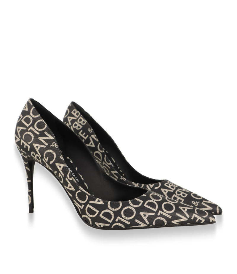 Dolce & Gabbana Pumps Paar in Schwarz-Weiß mit Logo-Print, Dreiviertelansicht