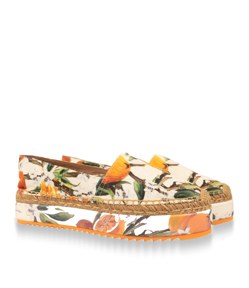 Dolce & Gabbana Espadrilles Damen, Paar in Schrägansicht mit weißem Brokatgewebe und Zitrusmotiv