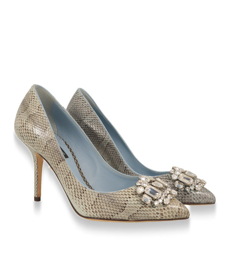 Dolce & Gabbana Pumps Paar in Hellgrau mit Kristallbrosche an der Spitze