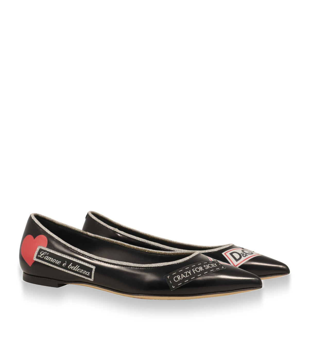 Dolce & Gabbana Ballerinas Paar schräg von vorn mit CRAZY FOR SICILY Patch und D&G Logo