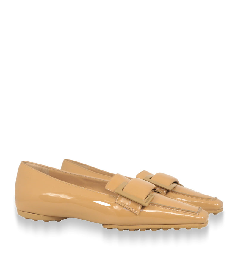 Sergio Rossi Damen Loafer Lackleder beige, Paar in Schrägansicht mit Metallschnalle