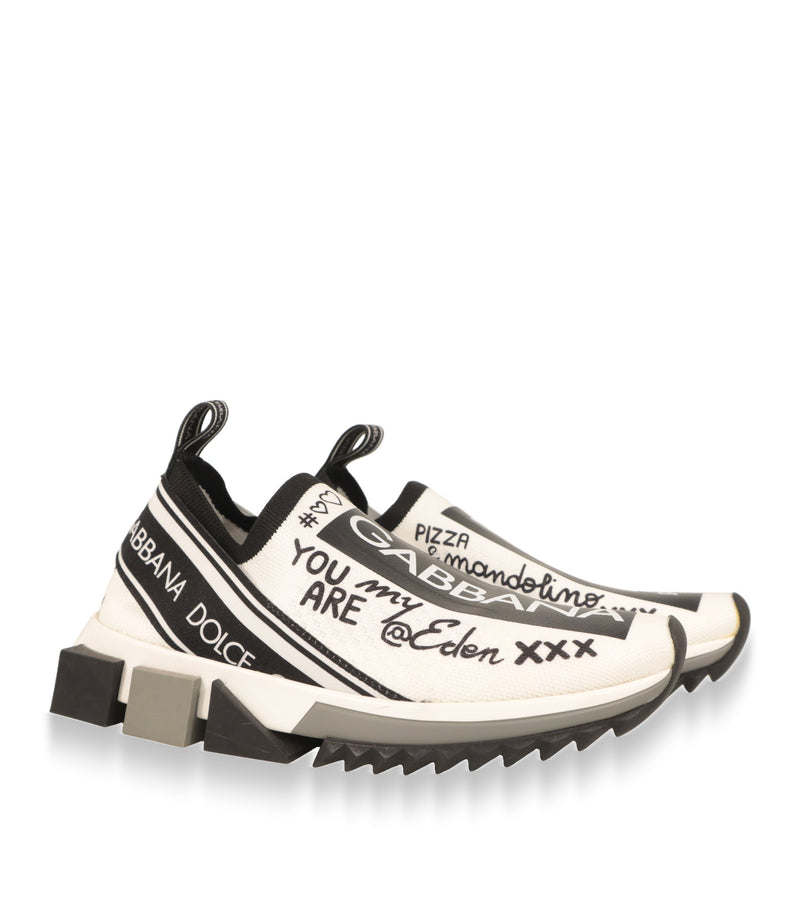Dolce & Gabbana Sneaker Paar in Weiß-Schwarz mit Schriftzug-Print, Dreiviertelansicht