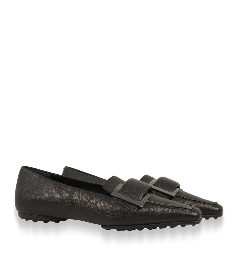 Sergio Rossi Loafer Paar in Schwarz mit polierter Metallspange, Schrägansicht