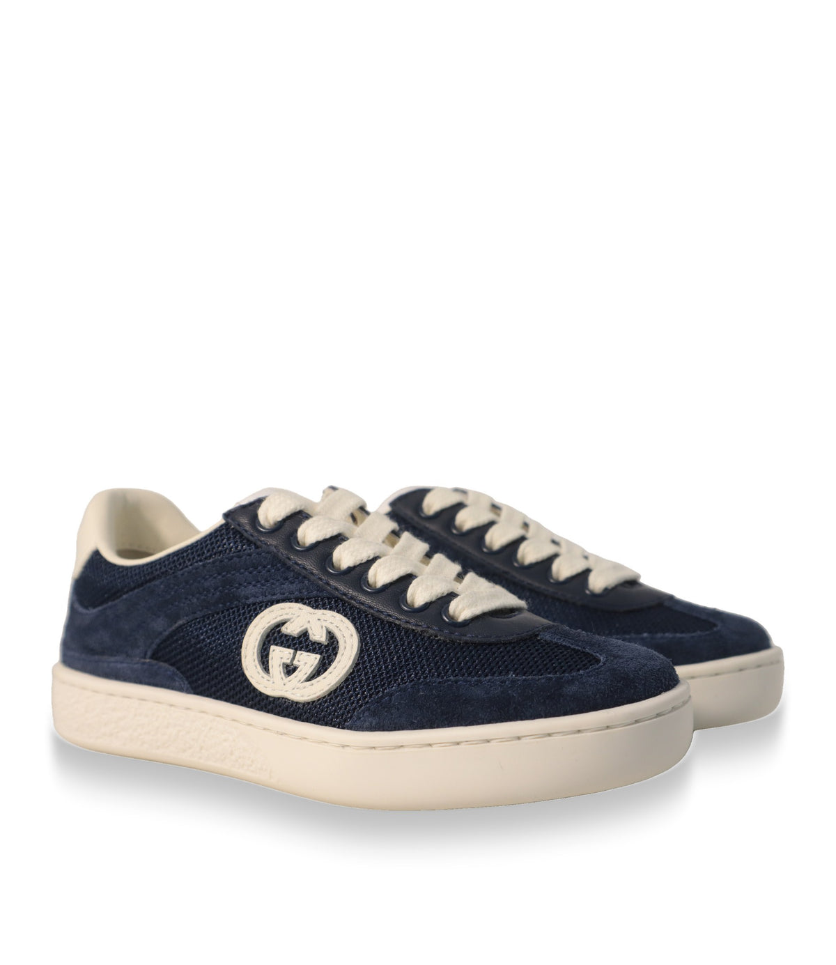 Gucci Sneaker Paar in Blau mit cremeweißen Schnürsenkeln und GG-Logo, Dreiviertelansicht