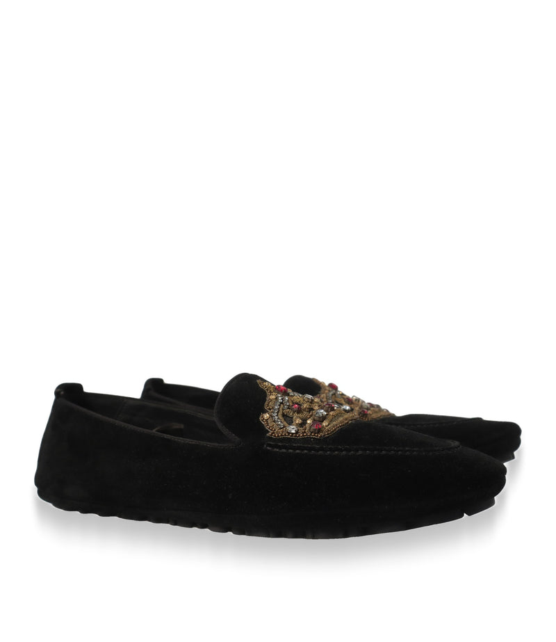 Dolce & Gabbana Herrenschuhe aus schwarzem Samt mit goldener Krone, Dreiviertelansicht