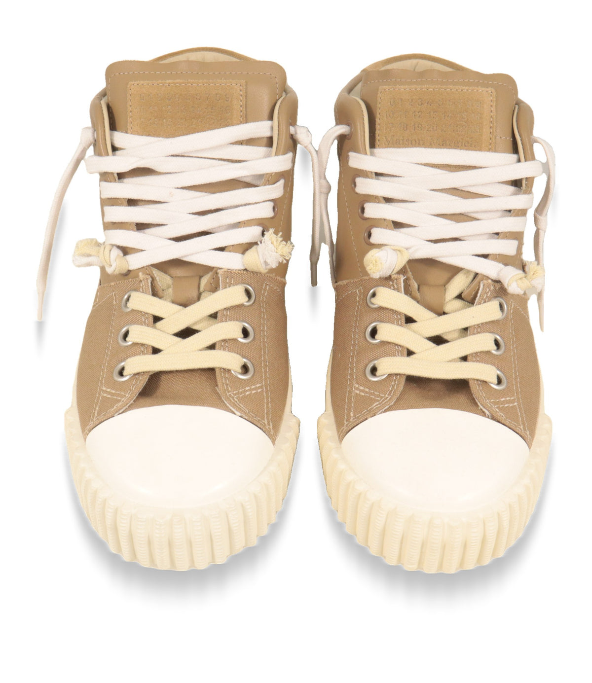Maison Margiela High-Top Sneaker von oben mit doppelter Schnürung in Weiß und Creme