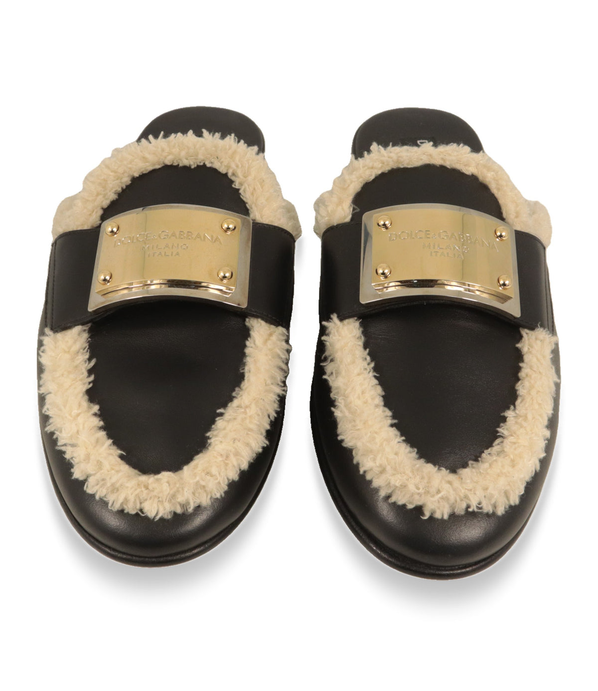 Dolce & Gabbana Slipper von oben mit Fellbesatz und gravierter Metallplatte