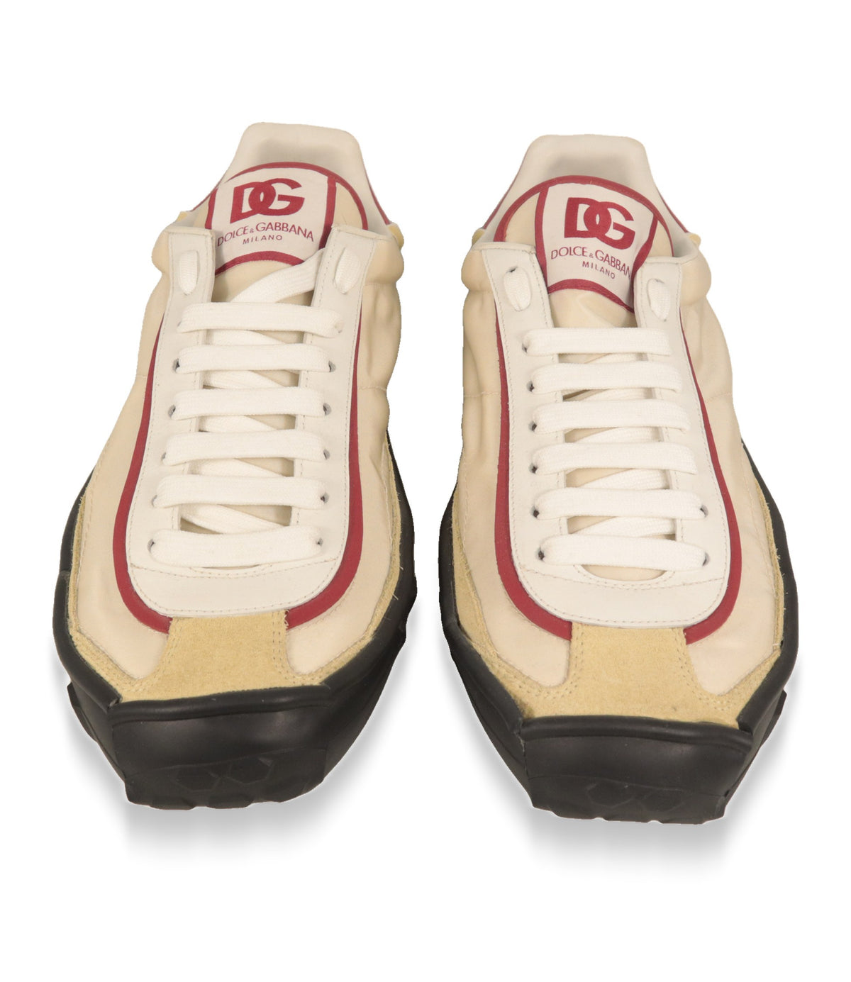 Dolce & Gabbana Sneaker Frontansicht mit weißer Schnürung und rotem DG-Logo auf der Zunge