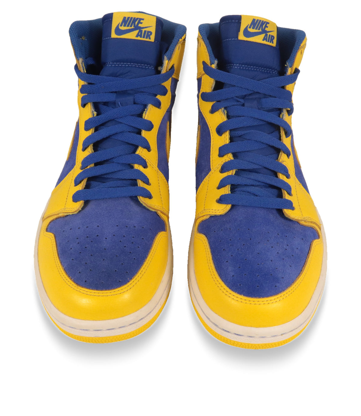 Air Jordan High-Top Sneaker Frontansicht mit blauer Schnürung und Nike Air Zunge