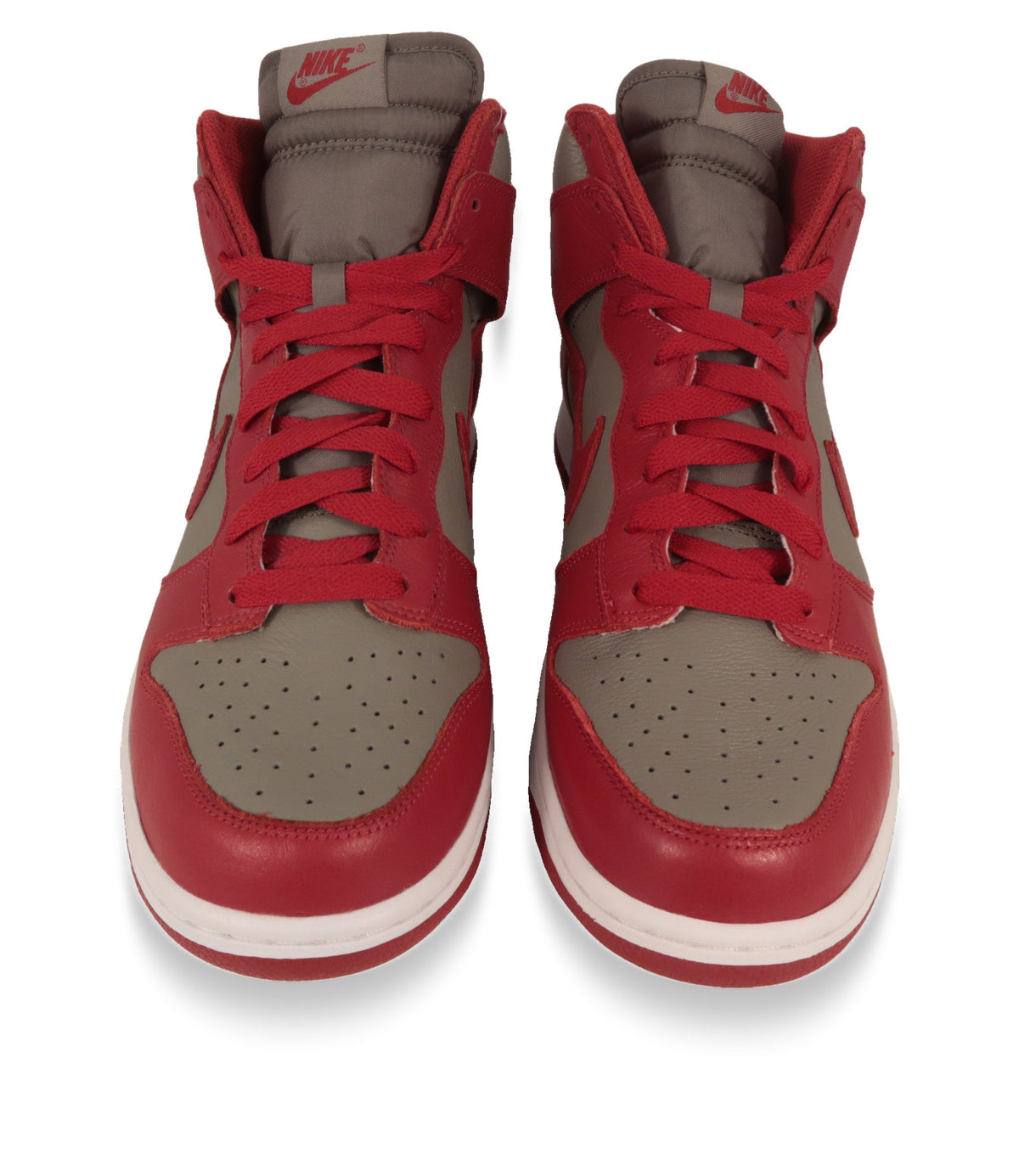 Nike High-Top Sneaker Frontansicht mit perforierter Zehenkappe und Nike Zungenlogo