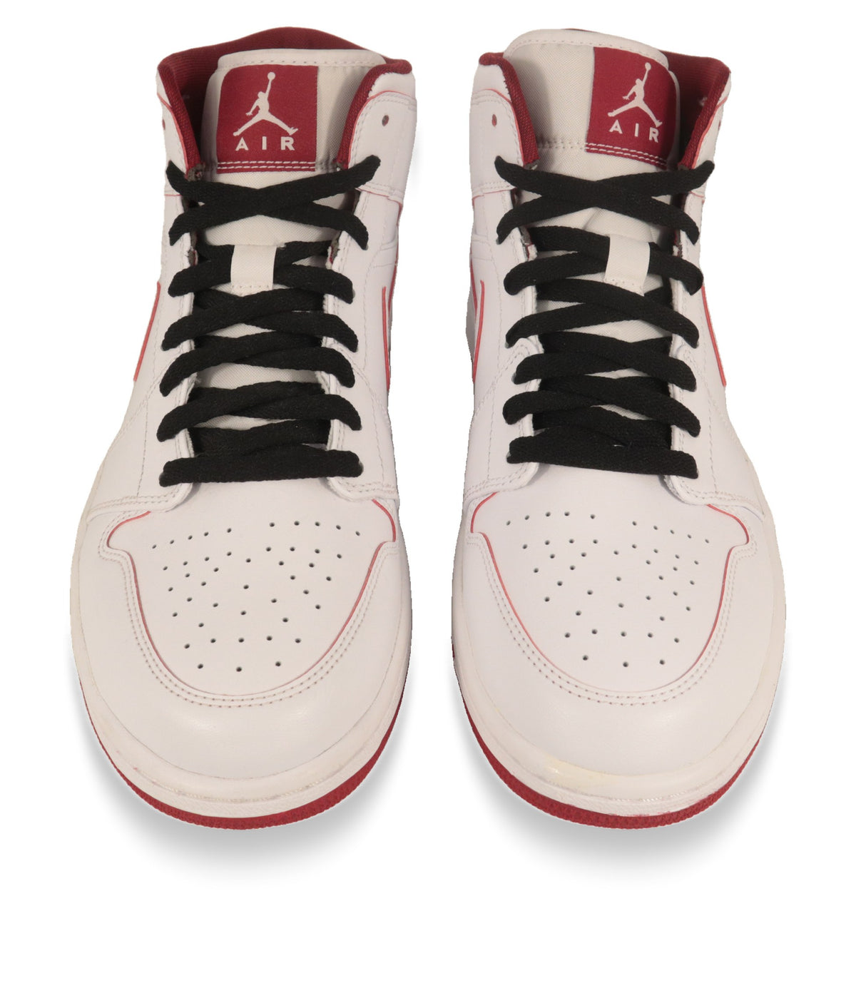 Air Jordan High-Top Sneaker Frontansicht mit roter Zunge und Jumpman-Logo