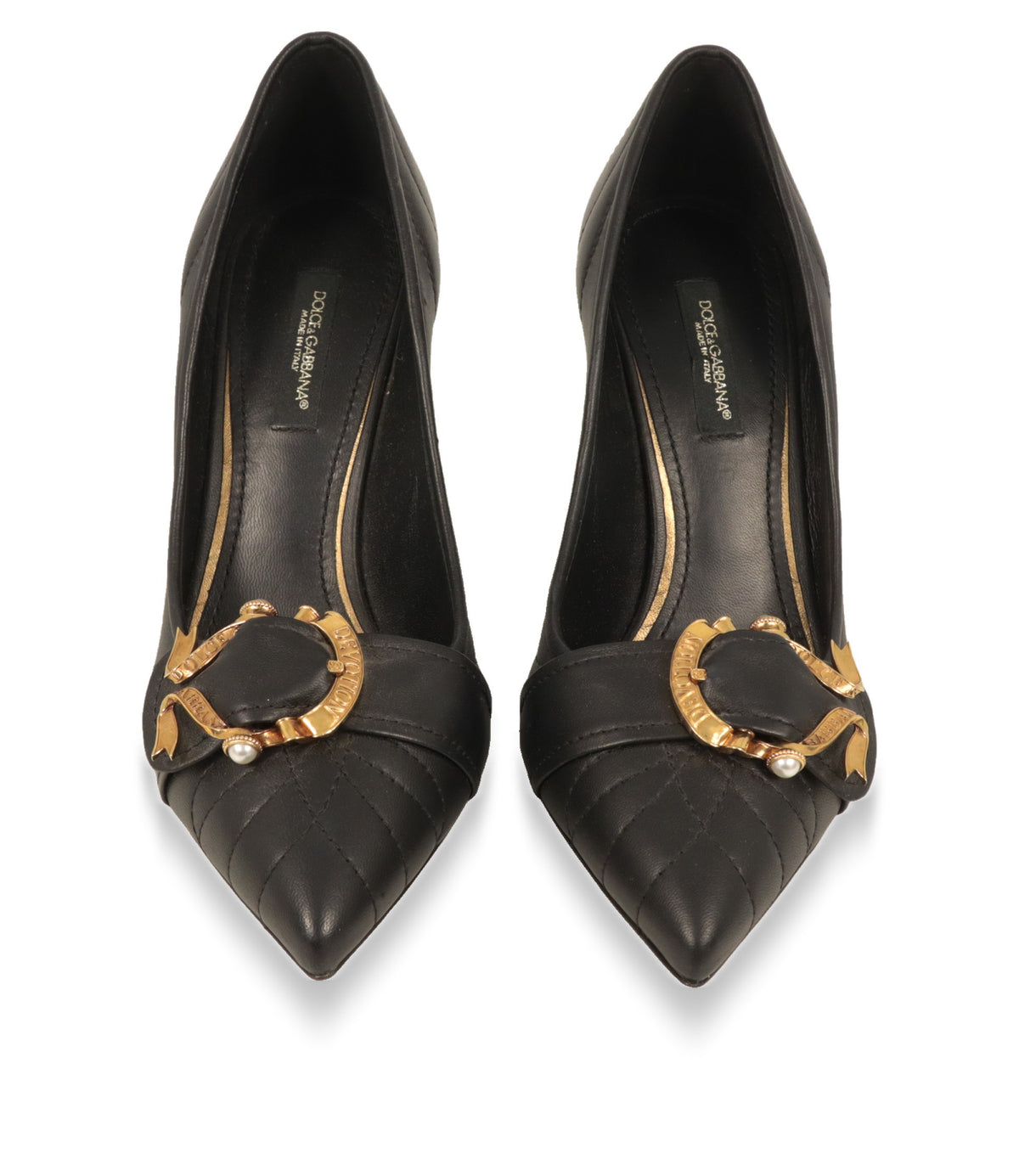 Dolce & Gabbana Pumps von vorne mit spitzer Kappe, Steppnähten und goldenem Logo-Ornament