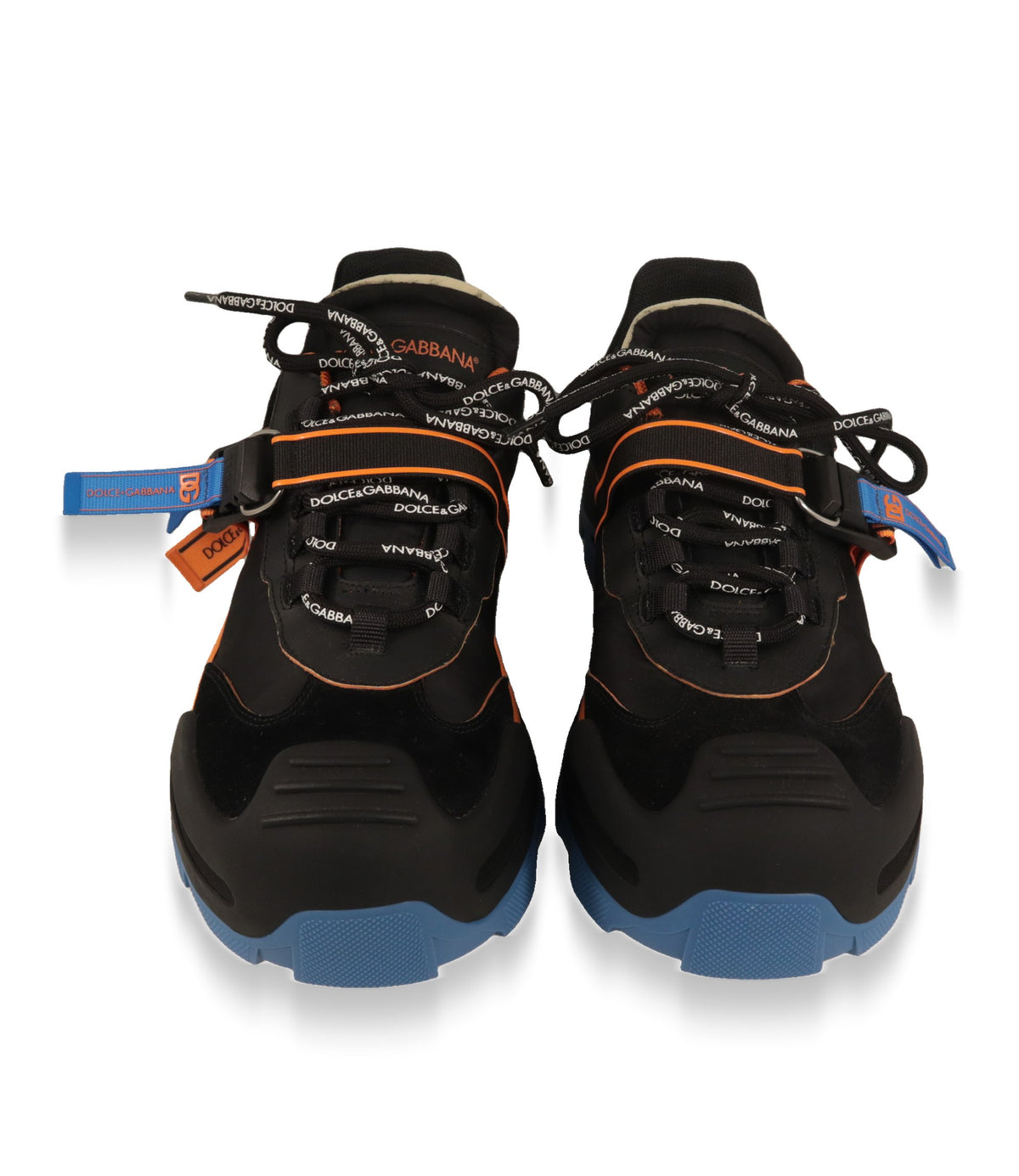 Dolce & Gabbana Herren Sneaker von vorne mit bedruckten Schnürsenkeln und blauer Profilsohle