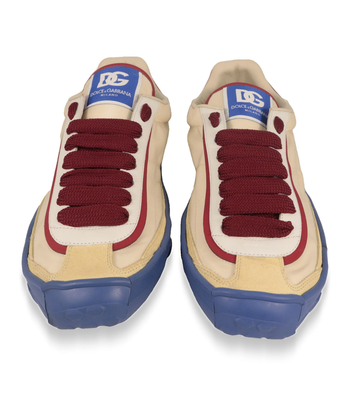 Dolce & Gabbana Low-Top Sneaker Frontansicht mit blauem DG-Milano-Label und breiten roten Schnürsenkeln
